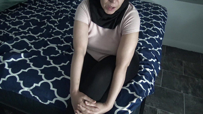 Souzan Halabi: Awek dara Mesir menanggalkan tudung untuk bermain dengan pepek ketatnya