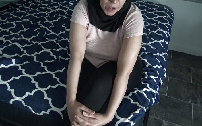 Souzan Halabi: 埃及处女脱下头巾玩弄她紧致的阴户