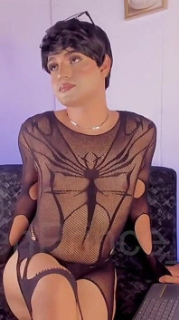 Femboy Ken Dalam Pakaian Dalam Hanya Dalam Pakaian Dalam Dan Menunjukkan Kakinya Dekat Dengan Kamera