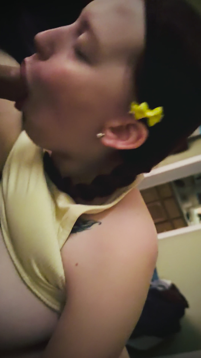 Candyxxxcrusher: Adoptowana córka uwielbia ssać tatusia!