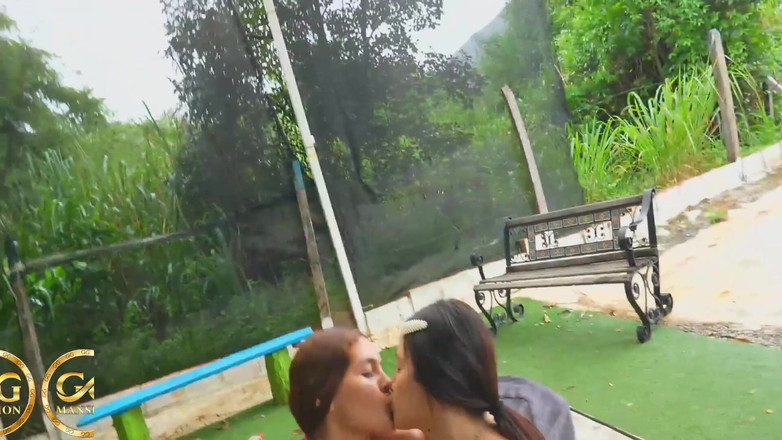 Good Girls Mansion: मैंने अपने दोस्त को ggmansion पर अपने चेहरे पर फुहार छोड़ने दी