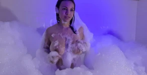 Погружение в море пены и соблазнения с моим последним видео
