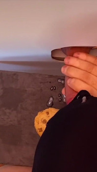 Gloryhole Daddy spuszcza się na ciasteczko - i połykam więcej niż to