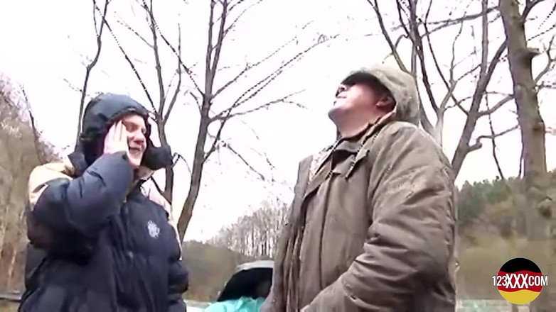 123XXX - Fucked Amateurs in Germany!: 빗속에서 빨고 따먹히는 걸 신경 쓰지 않는 귀여운 갈색 머리