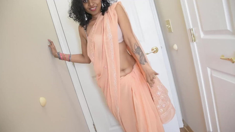 Horny Lily: Awek India menari erotik dan kemudian menunggang dildo besar