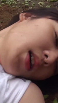 สาวญี่ปุ่นโดนเย็ดกลางป่าแล้วแตกคาปาก