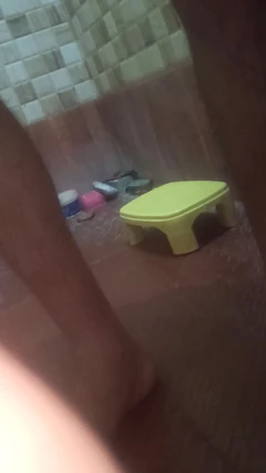 Le sol tremble vigoureusement dans la salle de bain.