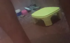 浴室里地板剧烈地摇晃。