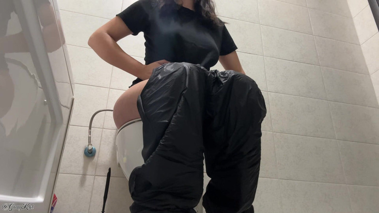 GassyKat: Loco pedos en el baño en negro! Paletas de pezón