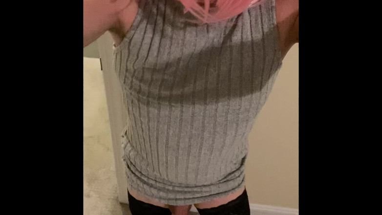 MadisonCD2025: 타이트한 드레스와 허벅지 하이 스타킹을 입은 Sissy Crossdresser