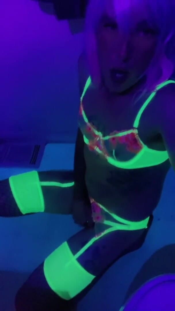 CarmenMelatonin: Sexy cosplay raver-schätzchen will party