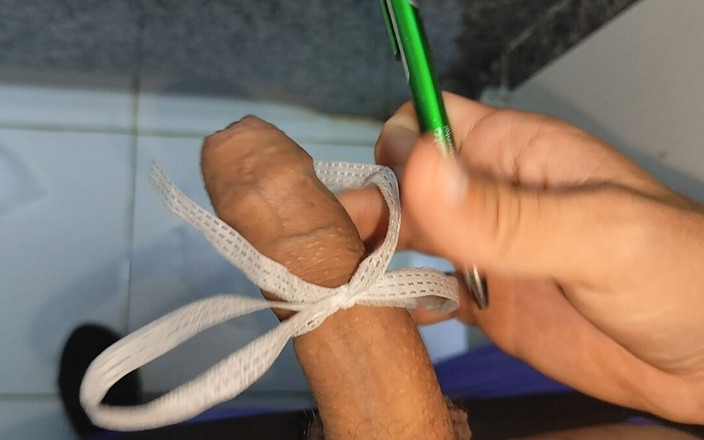 Straight Daddy Club: Aplicando choques no pênis com a caneta elétrica.