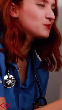 Enfermera pelirroja caliente masturba la polla dura de su paciente favorito