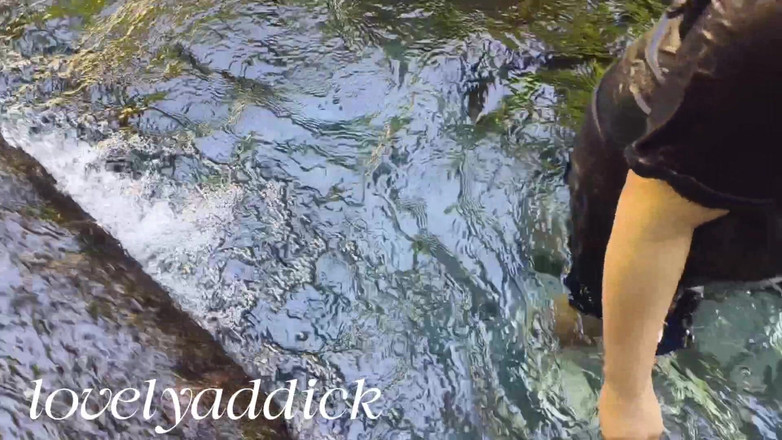 Lovelyaddik: Baigne dans l’eau froide de la rivière