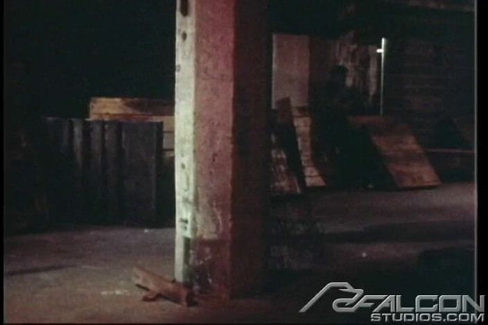 Falcon Studios: Trợ giúp muốn