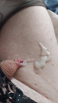 Clitoride inserito con plug anale sborra in mutandine nuove