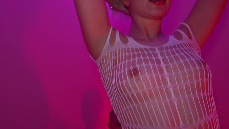 Sam Garro: Striptease în haine din plasă cu sex pasional ca dar