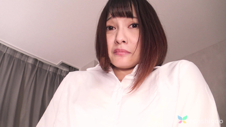 Tenshigao: Nana Okamoto speelt met ons in haar kantoormeisje-uniform en zwarte...