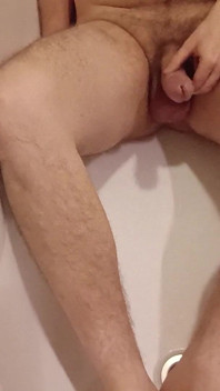 Duduk di bak mandi