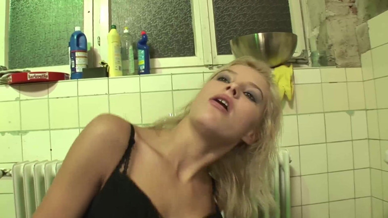 German amateur - 100% German hardcore videos: 화장실에서 섹스하는 겸둥이 섹시녀 금발