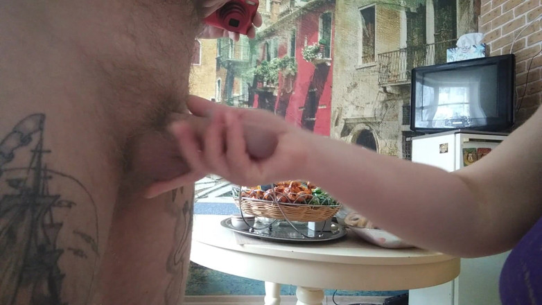 Zona901: Zuigt aan mijn lul en krijgt een mondvol sperma