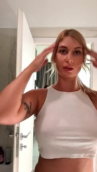 Splendida bellezza culo grosso tette grandi bionda in bagno mostra ciò che c'è sotto la sua minigonna e si toglie le mutandine