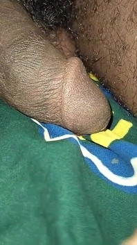 Bu Afrikalı zenci adam yatağını sikiyor