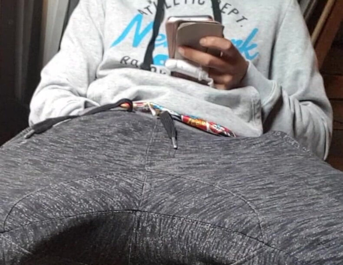 ShyBoy: Un băiat german cu pulă mare prins masturbându-mă cu orgasm...