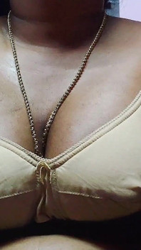 Büyük memeli orta yaşlı seksi kadın