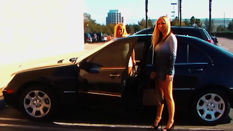 FapFlare: Blonde Bombshells Shyla Stylez dan Nikki Benz mengidamkan zakar besar