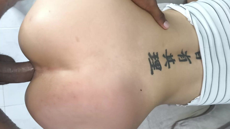 soylekiary: 隣人にショートして掃除をしている