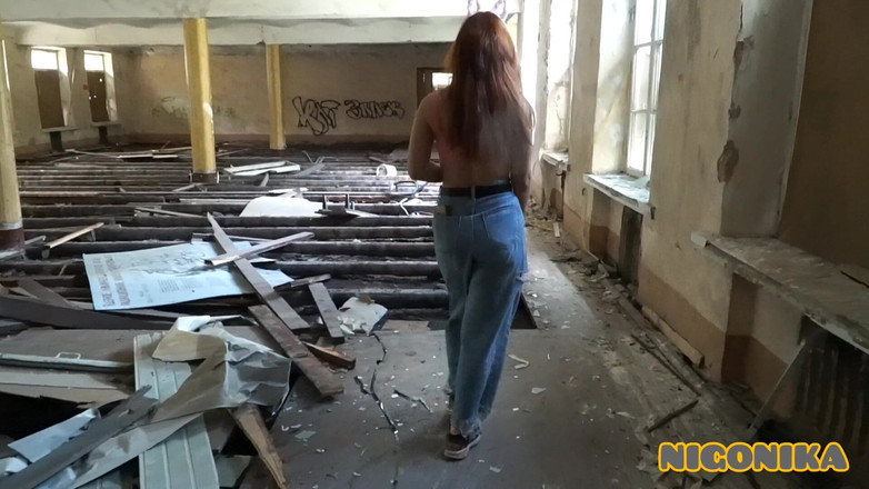 NIGONIKA: Ніка Нат у покинутому будинку робить свій перший мінет нігоніці, найкраще порно 2023 року