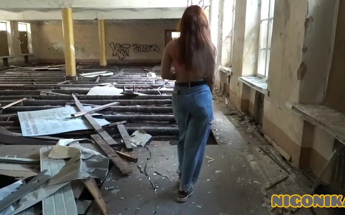 NIGONIKA: Nika Nat într-o casă abandonată ia prima ei muie Nigonika Cel...