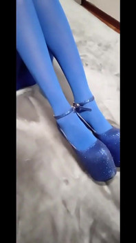 Milf corpo perfeito com meia-calça e salto de oito polegadas