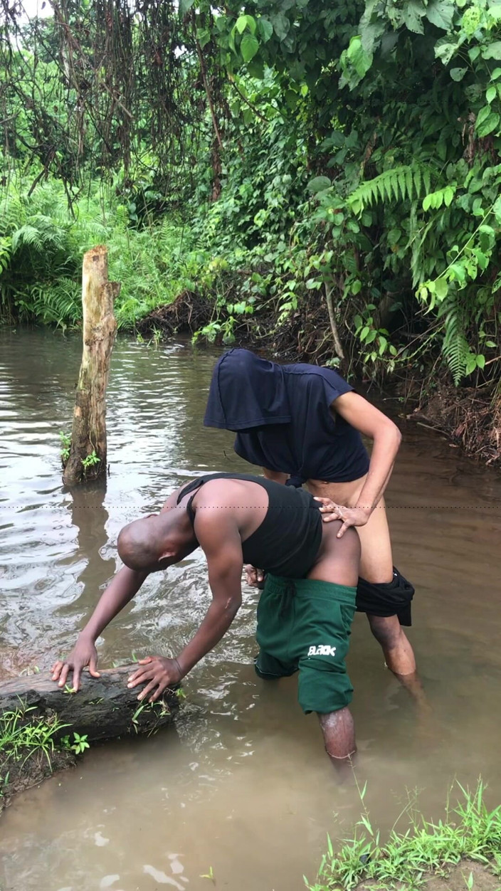 Sexylary: Nigerijští chlapci, kde byli přistiženi při sexu uvnitř bažinné řeky s...