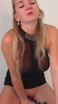 Amadora milf fica extremamente tesuda no sybian