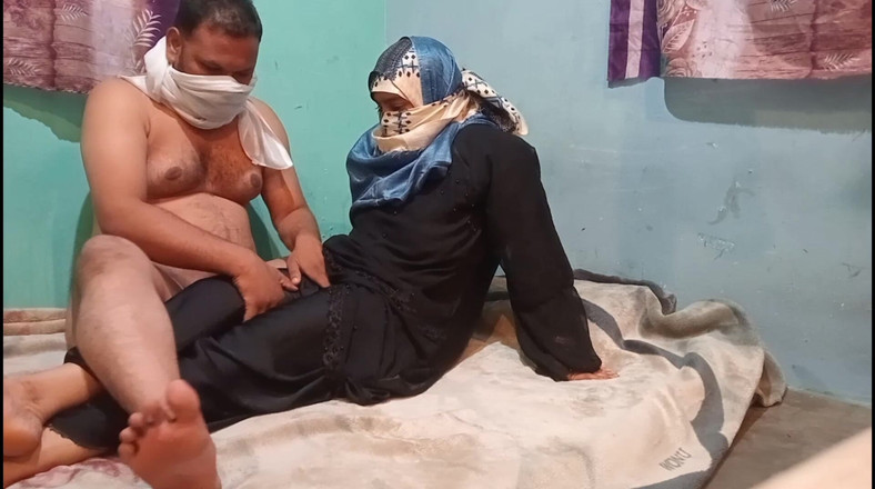 Gulaab: Tesettürlü Müslüman desi yenge arkadaşı tarafından sikiliyor