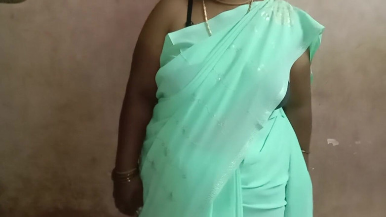 Tamil Anti Uma235: Я пішов до будинку мачухи і побачив, що вона зав'яже сарі і була дуже красивою. Потім ми тримали її груди і ділилися