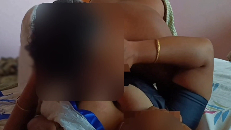 Black & white desicat: サリーを着たホットなインド人主婦、手マン&amp;巨乳、激しくしゃぶられる、セクシーな、マンコをしゃぶられ、犯されるときの大声のうめき声