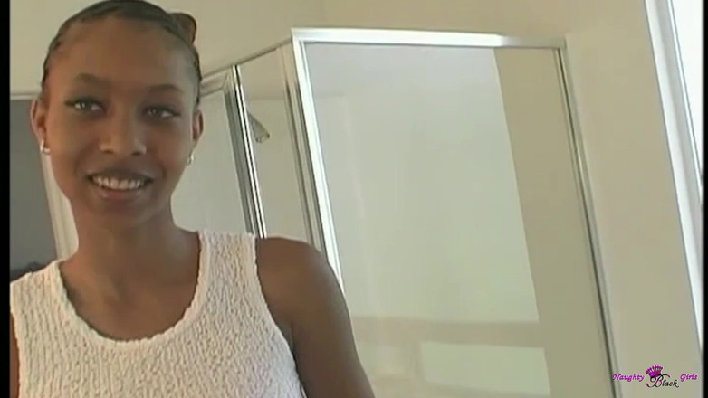Naughty Black Girls: La ragazza di cioccolato magra sperimenta un orgasmo intenso mentre...