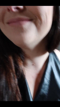 A sneaky no panty pussy flash