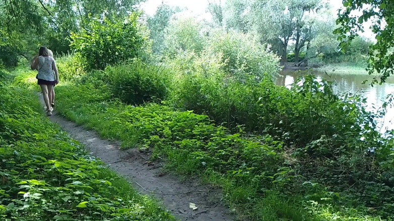 Assol: Dos chicas se detuvieron al costado del camino para orinar,...
