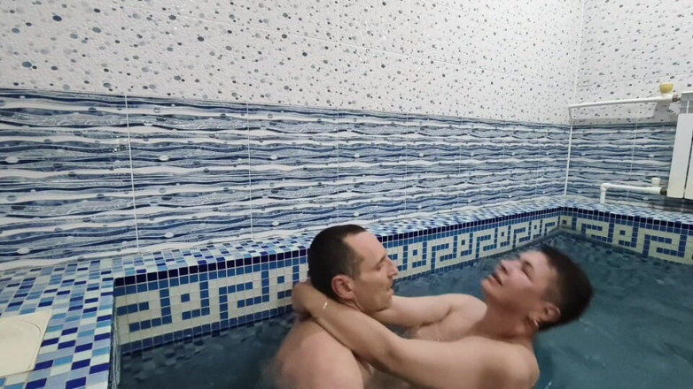 Johny84helen: Sex in the Pool
