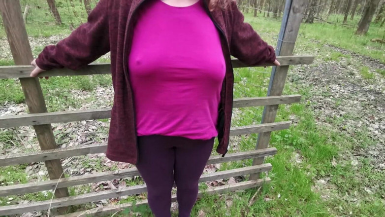 Bouncy Tits Action: Pokaż mi swoją nagą dupę i cycki za klapsy
