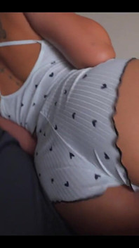 น้องสาวต่างมารดาเปิดประตูทิ้งไว้ให้ฉันเห็นชุดนอนเซ็กซี่ แล้วฉันทนไม่ได้ต้องเย็ดหีตูดแน่นของเธอ
