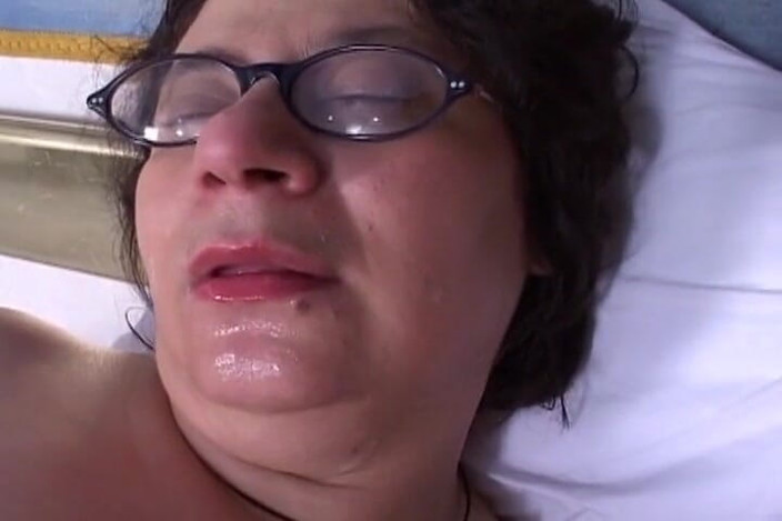 Mature Climax - 100% Mature Videos: Hårig och bystig mormor får munnen fylld med färsk sperma