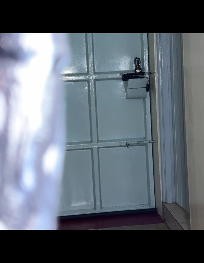 Its Nyota: Scene din spate și pozițiile misionarului din picioare.