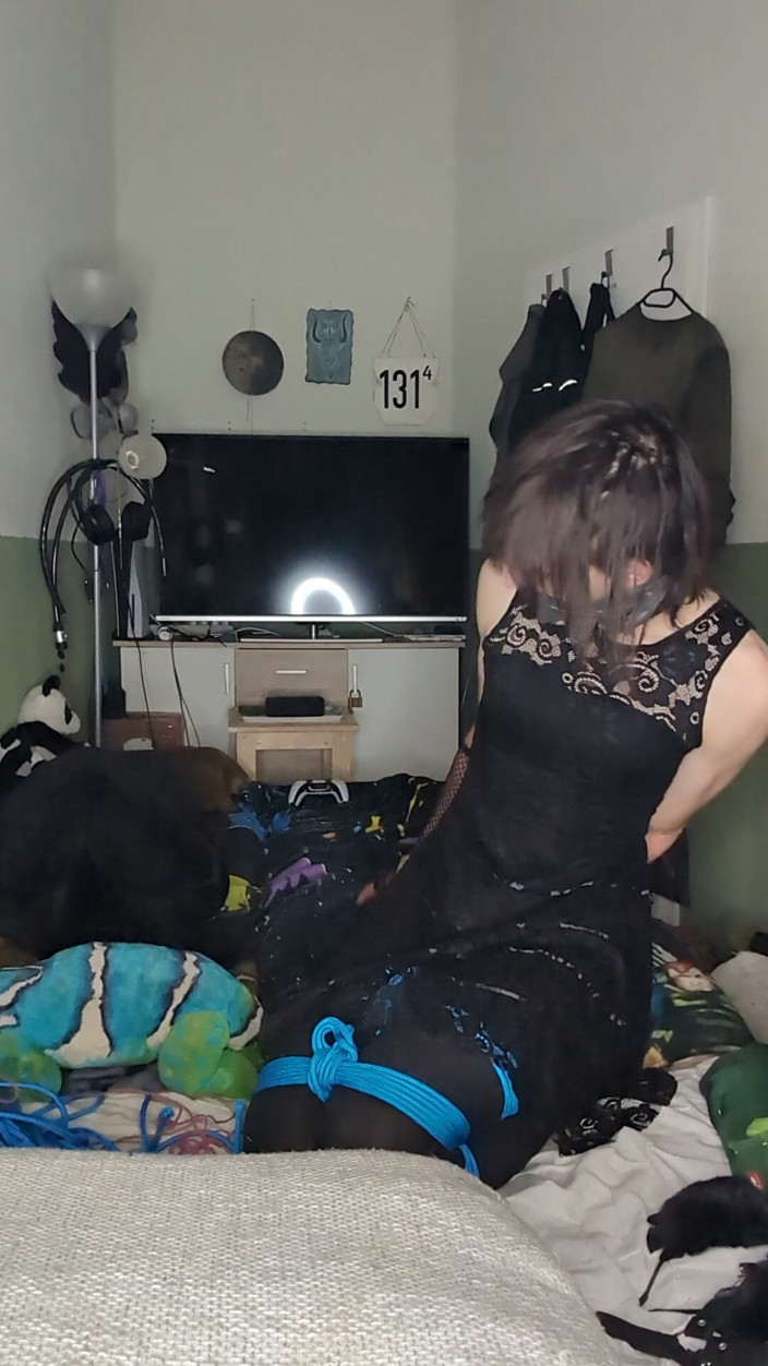 AJ_the_catgirl: Littel halatının elbise içinde süresi doluyor