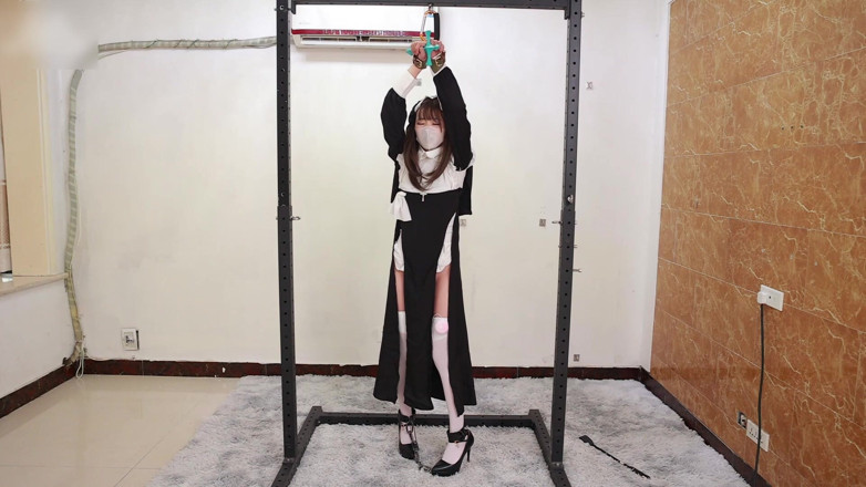 Asian bondage: แฟนสาวรับบทเป็นแม่ชีที่ถูกใส่กุญแจมือและล่ามโซ่ ถูกมัดกับโครงเหล็ก