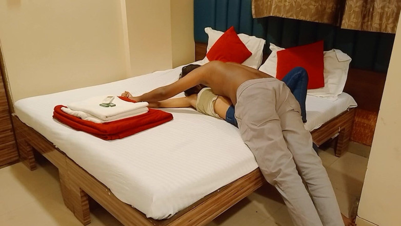 NikiRathod: Màn dạo đầu, hôn cô ấy trên vú, nick và trên môi